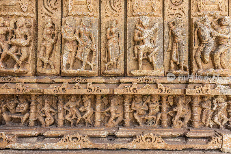 印度纳格达的Sahastra Bahu寺庙石雕人像